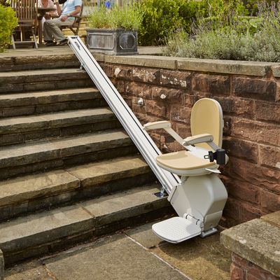 Outdoor stairlift for external steps